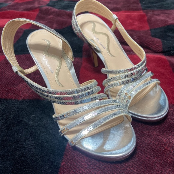 Silver heels - Picture 1 of 3